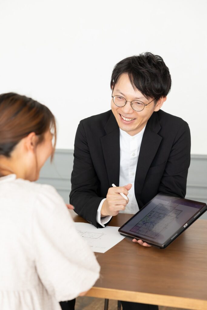 お客様と一緒に間取りを考える堀健太郎